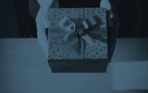 Bild: Jemand übergibt ein geschenk